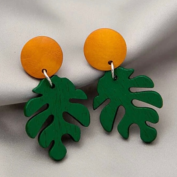 🦋 3/$24 🍃 wooden leaf earrings, NWOT. - Picture 3 of 4